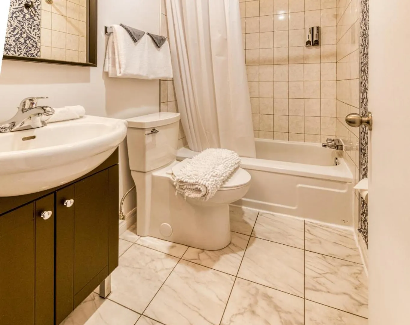 North House - Des Remparts- 2-Bed With Great Views, Terrace Apartment Quebec City